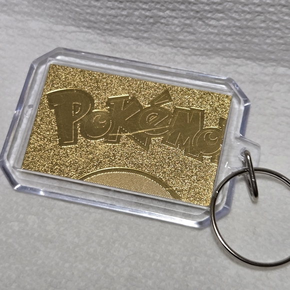 Charizard VMAX Gold Keychain - Picture 4 of 4